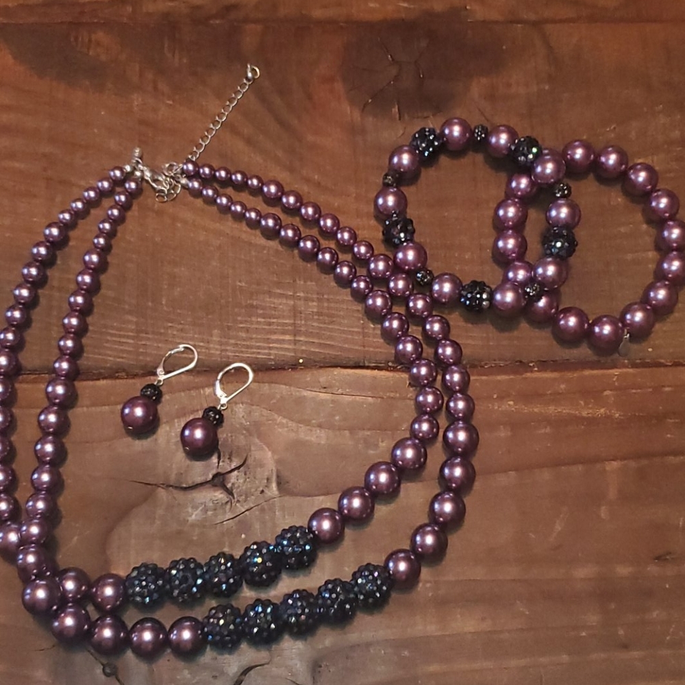 Necklace, earrings and bracelets